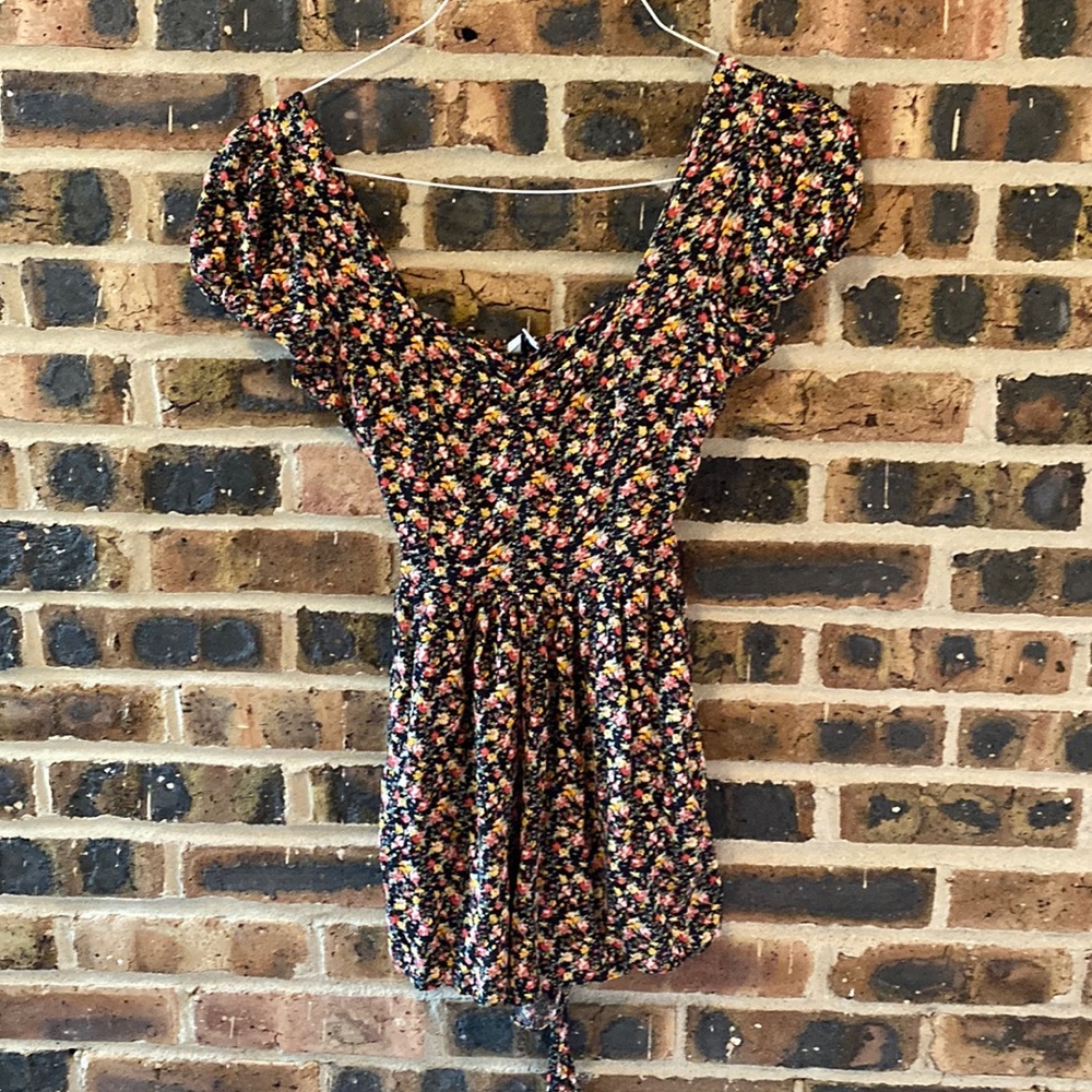 American Eagle romper. Floral with pockets and tie back, Women’s sized S